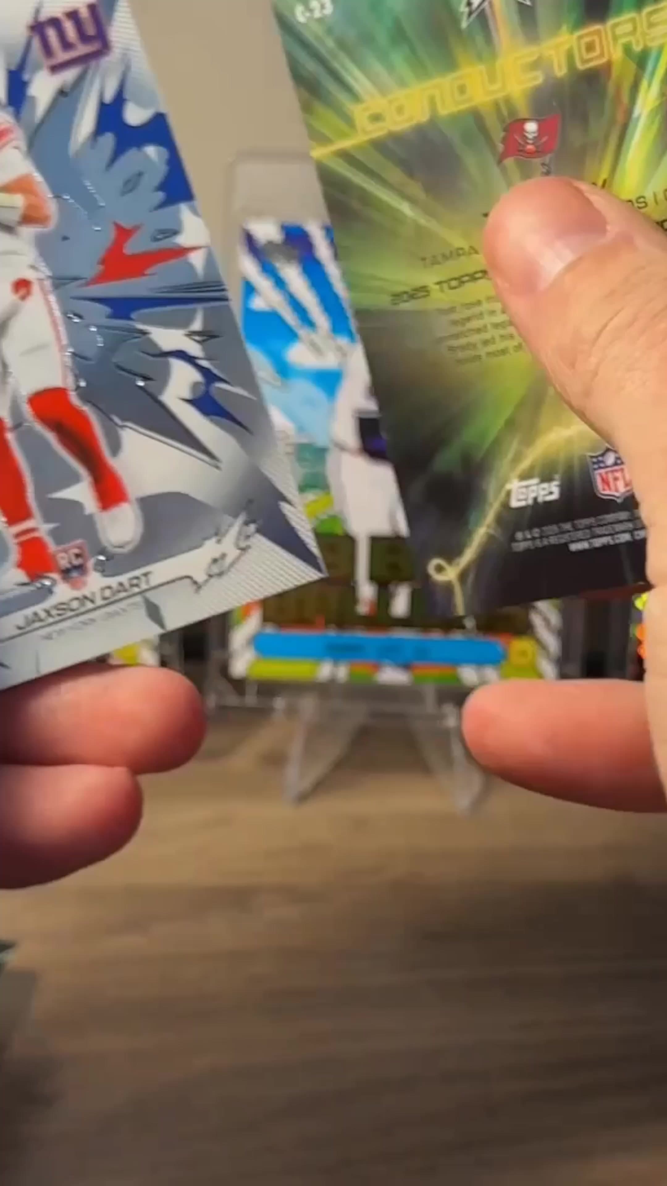 ⚡ The hunt is ON! 🔥 2025 Topps Resurgence is live Voltaic inserts, great color, and pure electricity. Who’s pulling those rookies and Elect