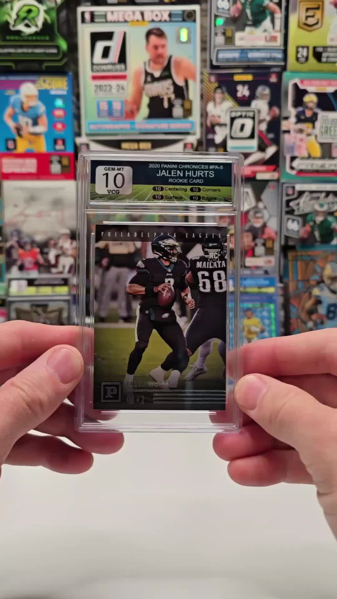 EAGLES QB HEAT 🦅🔥
Showing off this clean Jalen Hurts graded card… slab is looking PERFECT 👀 One of the most exciting QBs in the league an
