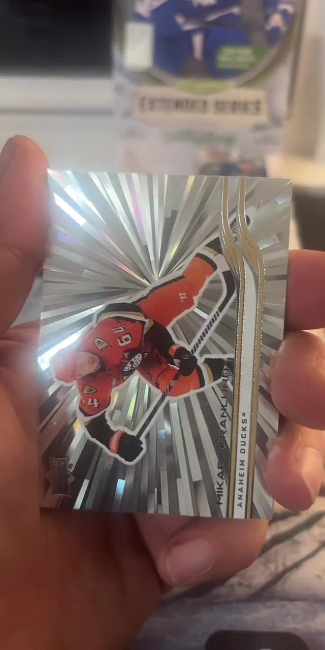 Let’s start hobby box 6 with our outburst. 2025-26 Upper Deck Extended Series #fyp #upperdeck #upperdeckhockey #hockeycards #hockeycardopeni