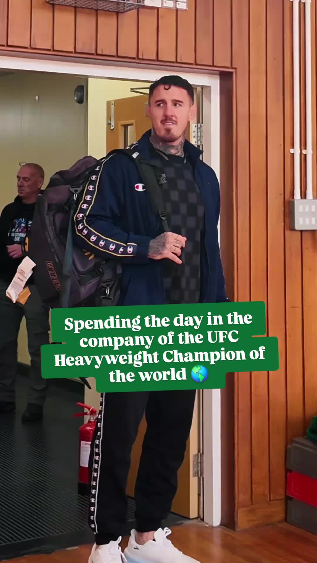 Spent the morning with the Heavyweight Champ Tom Aspinall 🇬🇧👊
Took the eBay Live stream right into the room. Cards. The champ. Unreal atm