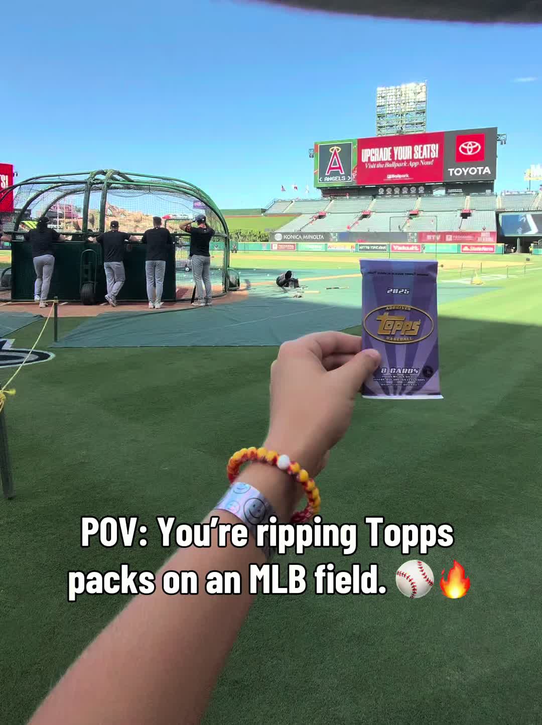 ⚾️ ON-FIELD RIPS! 🔥 If there’s a cool place to rip a pack… we’re doing it! 😎 This time, HUDs took a pack of Topps Archives onto the field