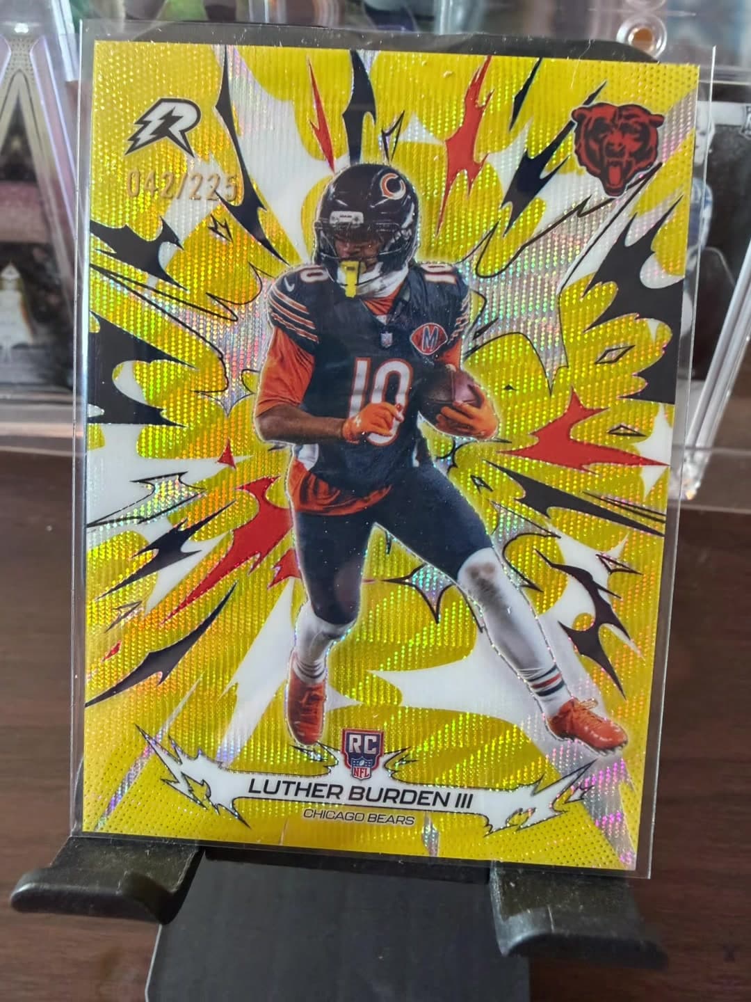 π₯ FOR SALE π₯ π LUTHER BURDEN III 2025 Topps Resurgence Voltaic Yellow Surge RC π₯ VT-11 | 042/225 π₯ π» Chicago Bears Rookie Card β‘ LOW N