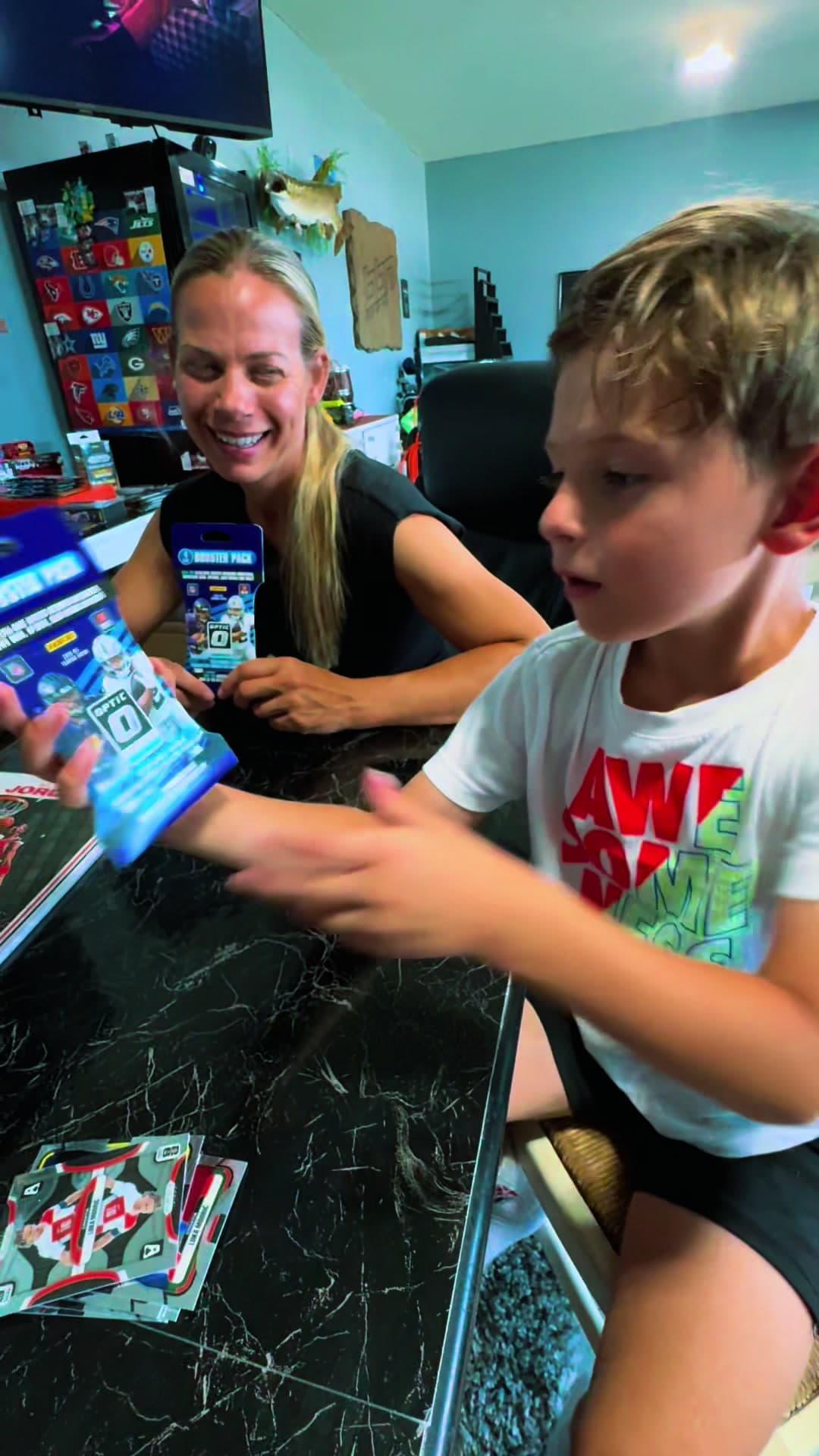 Pack’s opening battle who gets better cards me versus my mom #opticcards #packsopening #sportscards #packopenings