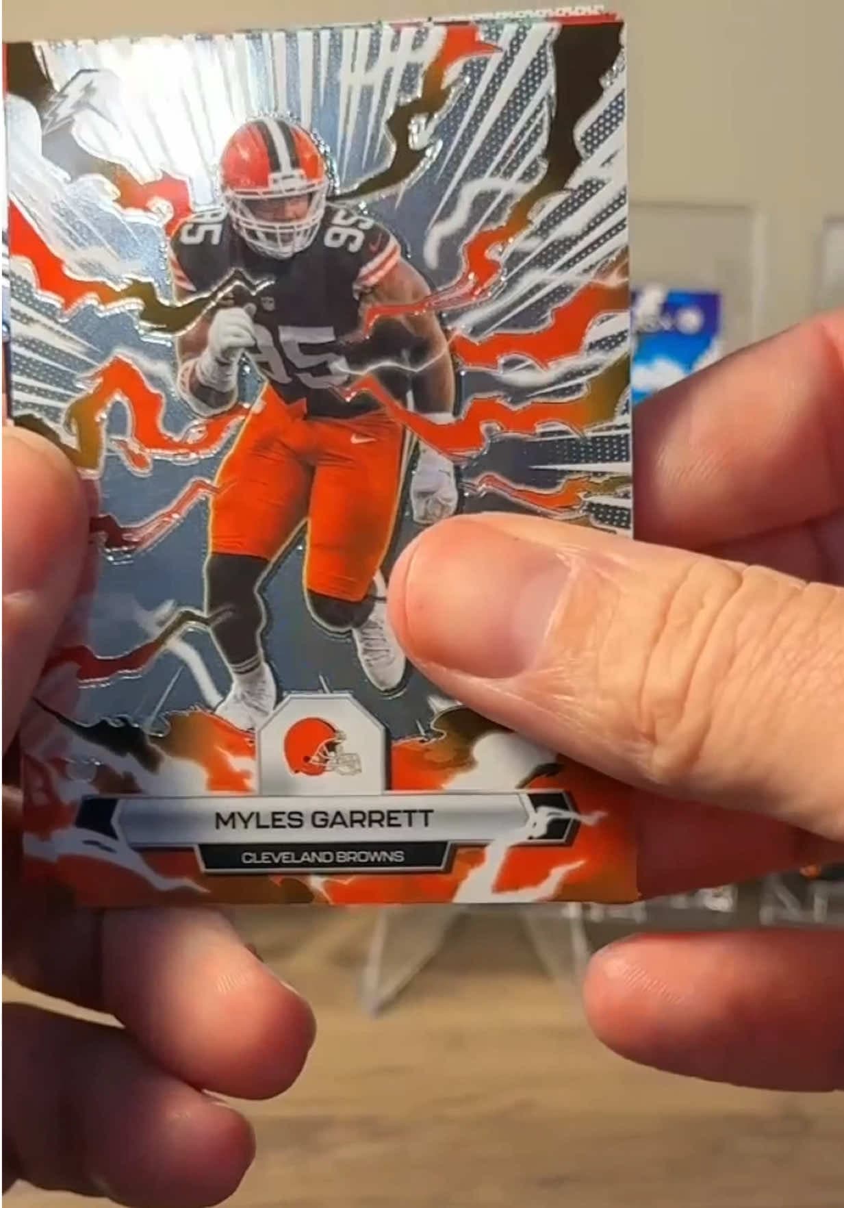 ⚡ The hunt is ON! 🔥 2025 Topps Resurgence is live Voltaic inserts, great color, and pure electricity. Who’s pulling those rookies and Elect