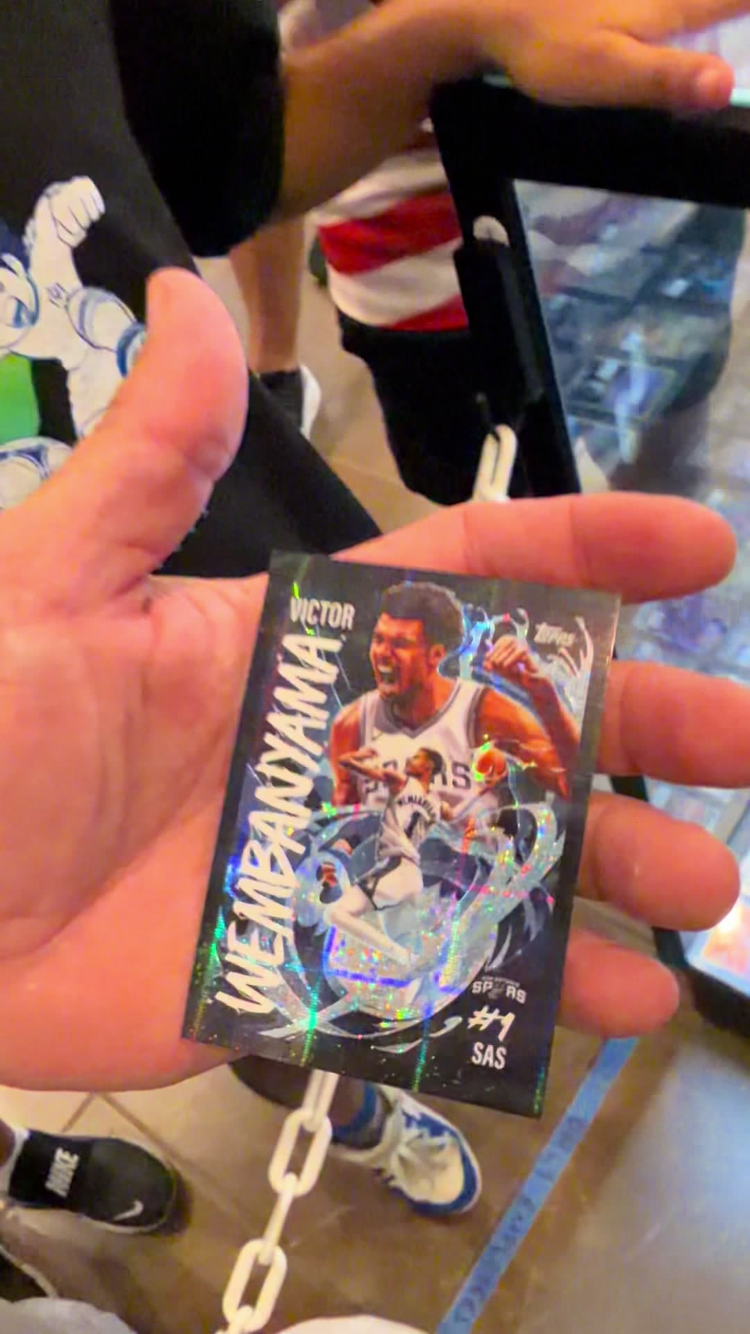His son pulled a card that he will remeber forever at the shop 🤯 They purchased a 2025-26 @Topps Chrome Basketball Hobby Box and pulled a