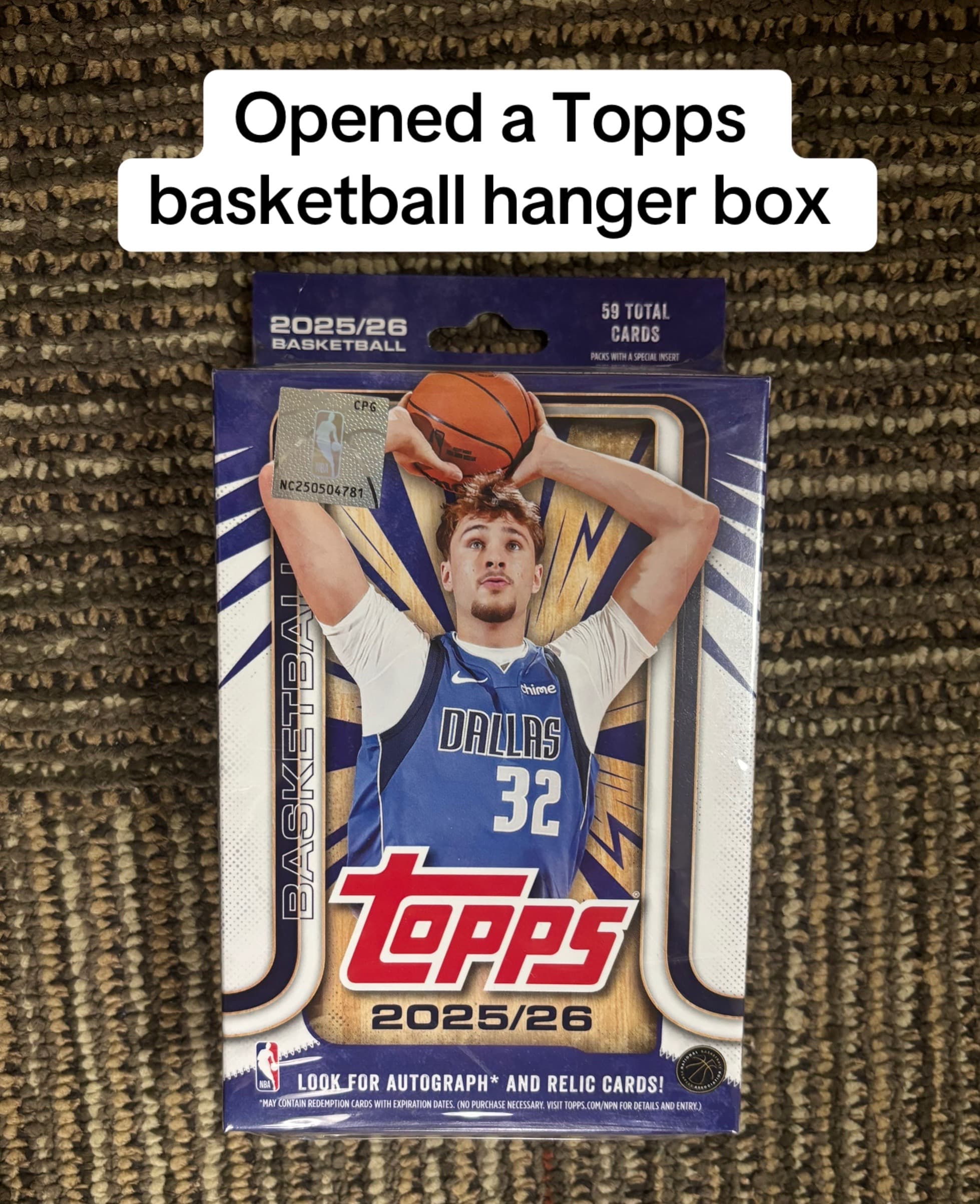Opening a Topps basketball hanger box 👀 Not bad #sportscards #basketballcards #nbacards #topps #celerycards