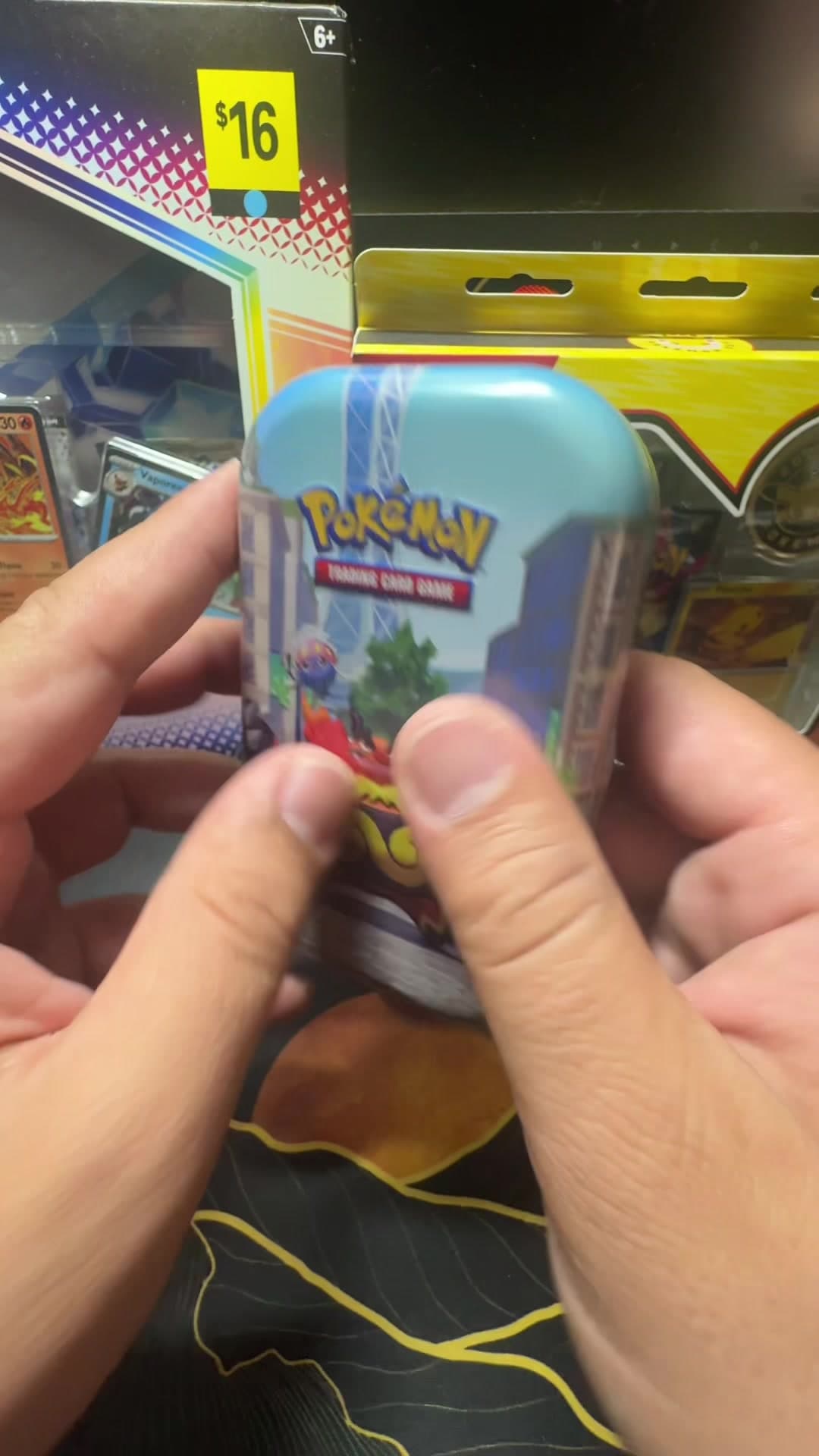 Let’s see how this Emboar tin treats me! 👀🔥 First pack is Chaos Rising, and we start things off with a nice little Mega Greninja EX! 🐸💧