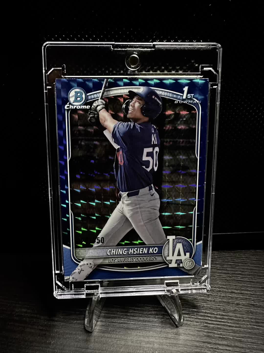 🔥let’s head back to the Dodgers prospect list for this one! Card of the Day goes to Ching-Hsien Ko and this 2025 Bowman Chrome Blue (color