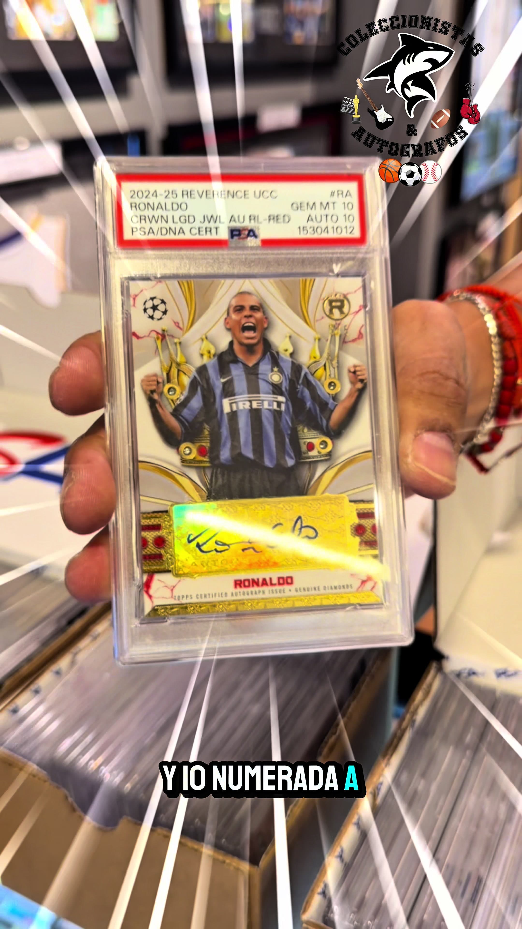 🚨 ¡PSA REVEAL! 🚨 ¿Listos para descubrir las calificaciones? 👀📦 ¡Después de la espera… por fin están aquí! 🤩🔥 Recibimos una nueva entrega de PSA con cartas de nuestros clientes y de la tienda, y en este video podrás ver todas las calificaciones. 💎✨ En esta ocasión llegaron verdaderas joyas: Pokémon, One Piece y cartas deportivas con autógrafos de Lionel Messi, Diego Maradona y Cristiano Ronaldo. ⚽🏆 Gradear una carta no solo significa protegerla en un encapsulado de alta calidad; también certifica su autenticidad y evalúa su estado de conservación en una escala del 1 al 10. Una gran calificación puede marcar una diferencia importante para coleccionistas e inversionistas, haciendo que la pieza sea aún más especial. 📈💥 ¿Habrá PSA 10? 🌟 ¿Qué cartas superaron las expectativas? 🤯 ¿Cuál fue la mayor sorpresa del envío? ¡Descúbrelo en el reveal! 🎥🍿 💙 Gracias a todos nuestros clientes por la confianza de permitirnos acompañarlos en este proceso. Sabemos que cada carta representa una historia, una búsqueda o una pieza muy especial para su colección, y es un gusto poder llevarlas a gradear con PSA. ¡Gracias por seguir confiando en nosotros! 🙌❤️ 👇 Cuéntanos en los comentarios: ✨ ¿Qué carta fue tu favorita? 🏆 ¿Qué calificación te sorprendió más? #PSAReveal #PSA #PSAGrading #PokemonTCG #OnePieceTCG